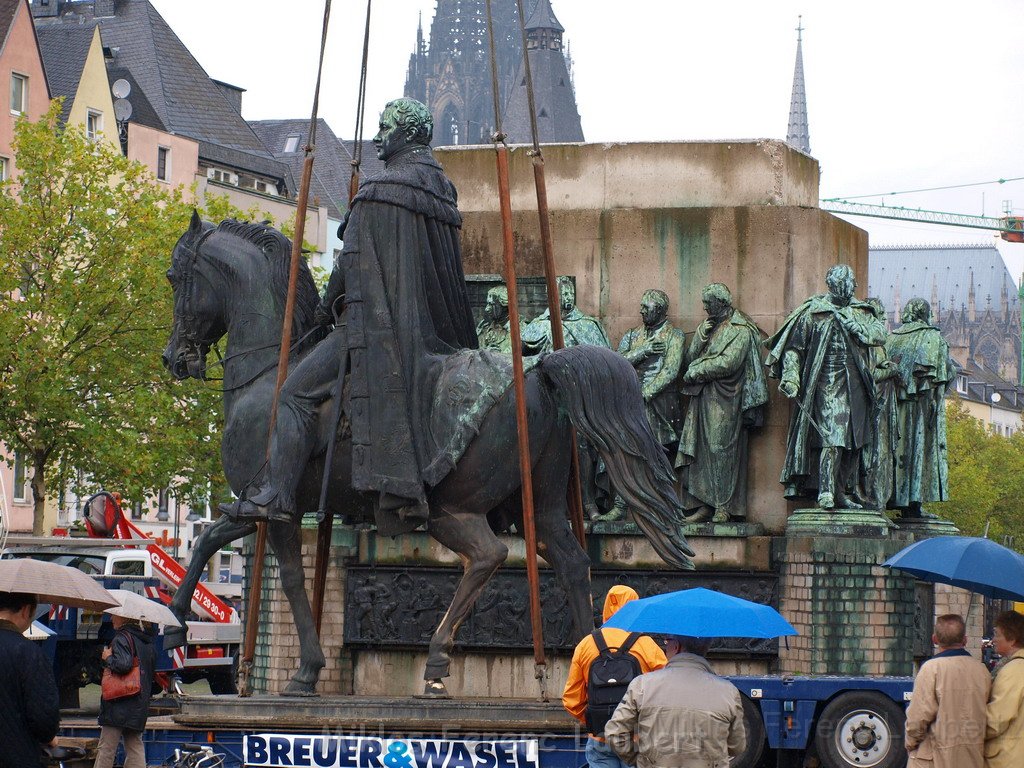 Reiterdenkmal kehrt zurueck auf dem Heumarkt P15.JPG